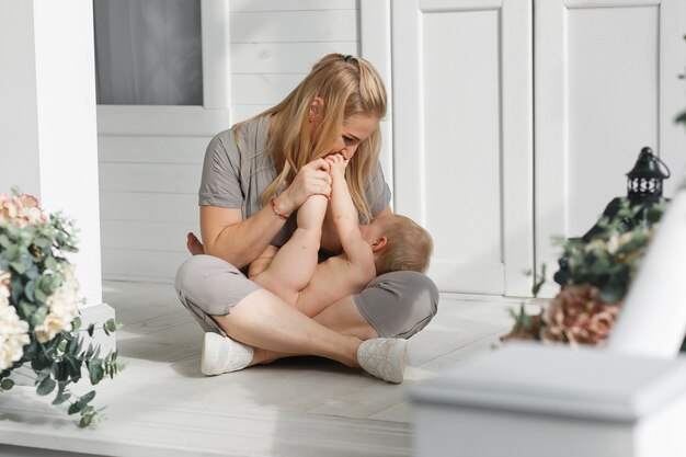 Jakie są najczęstsze emocjonalne wyzwania, z którymi mierzą się młode matki po porodzie?