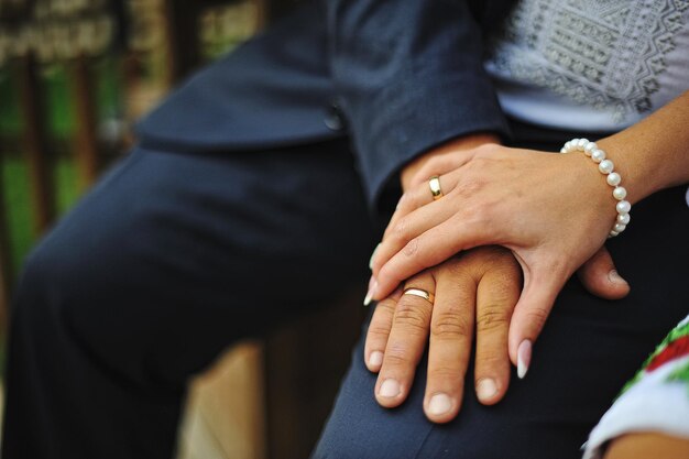 Wybór idealnego pierścionka na zaręczyny: na co zwrócić uwagę?