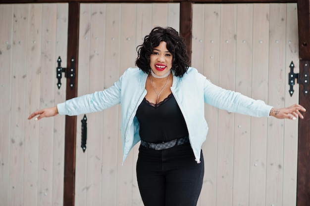 Sztuka dobierania sukienek plus size na różne okazje